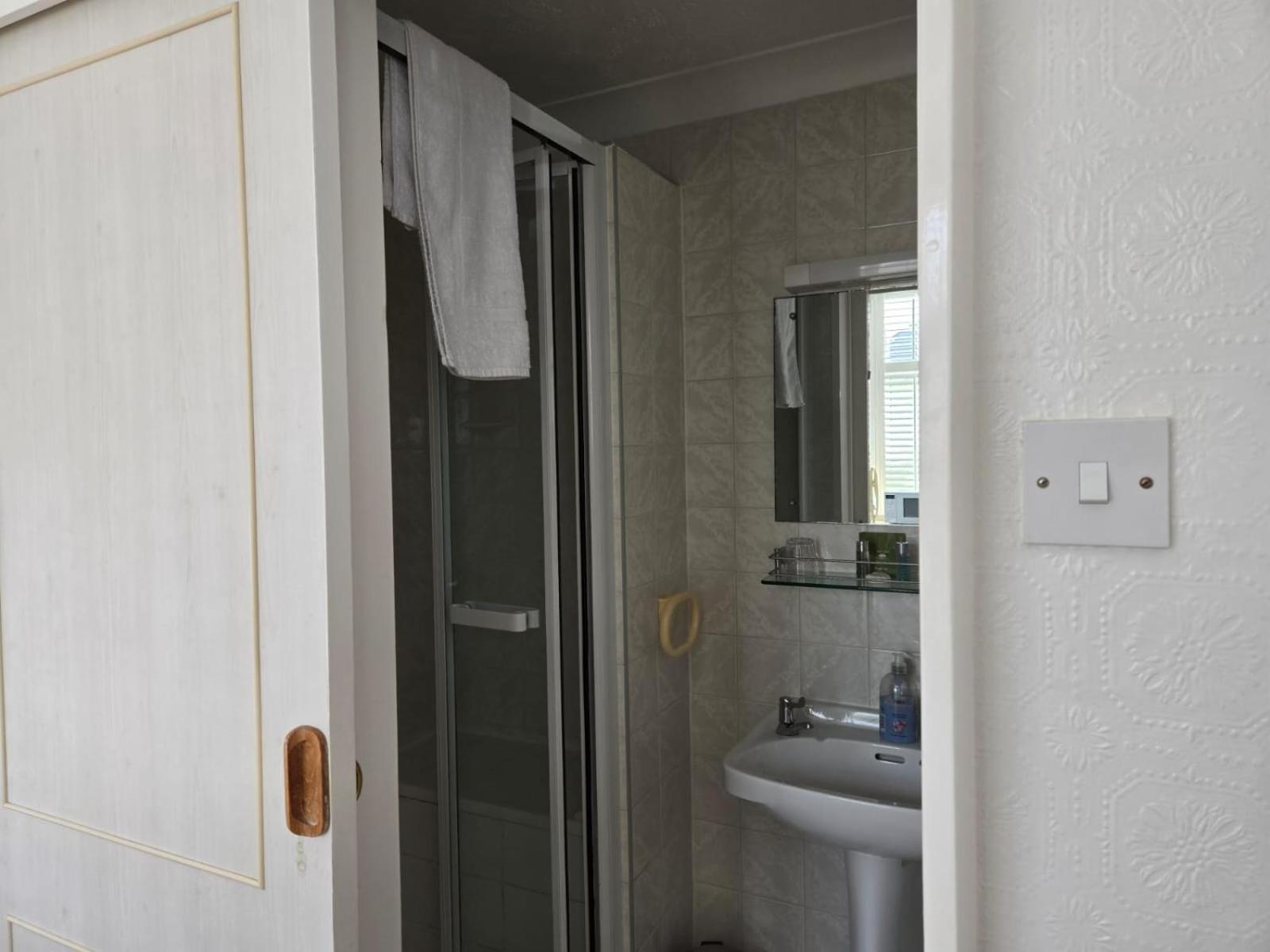 Shoreline Accommodation Борнмът Екстериор снимка